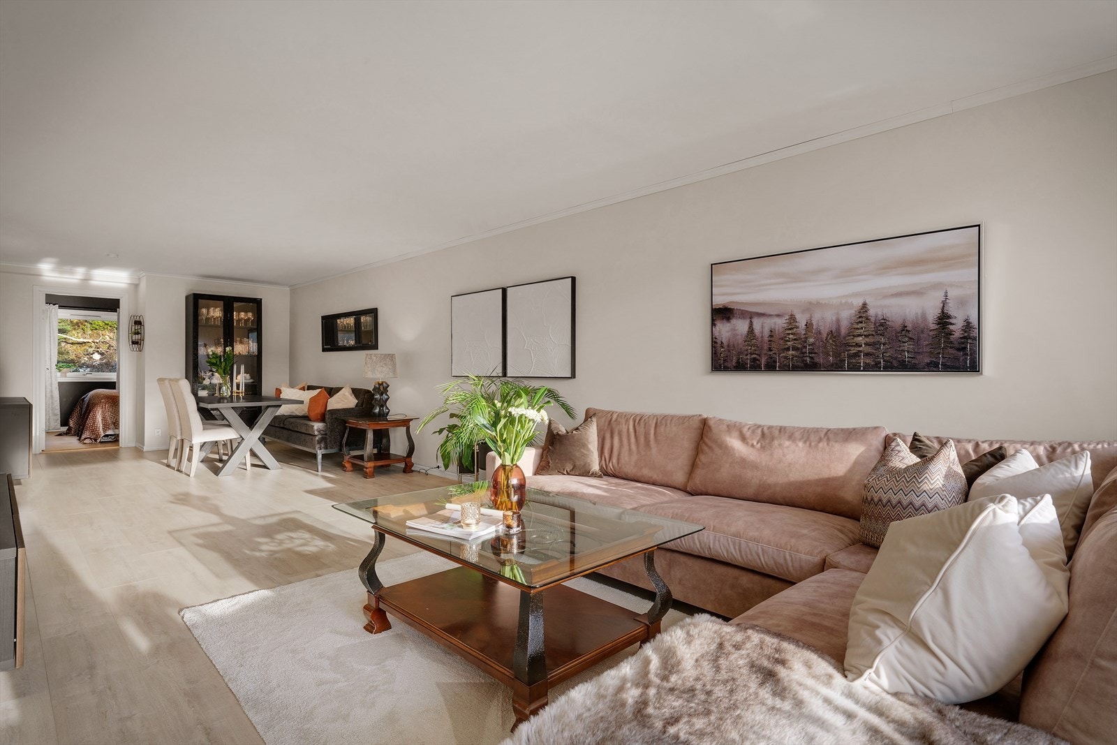 - I 2019 ble det også blant annet lagt nytt gulv i hele leiligheten (Pergo 1-stavs laminatgulv), nytt elektrisk anlegg i stue, kjøkken og gang, samt skiftet lister - Galleribilde