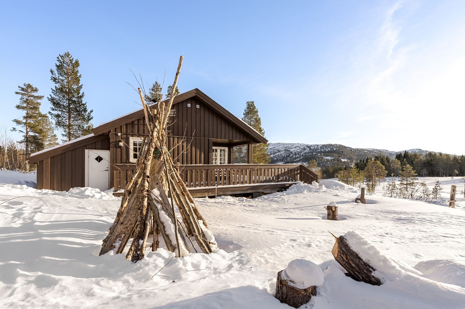 Nyt utsikten og roen fra den flotte uteplassen Galleribilde