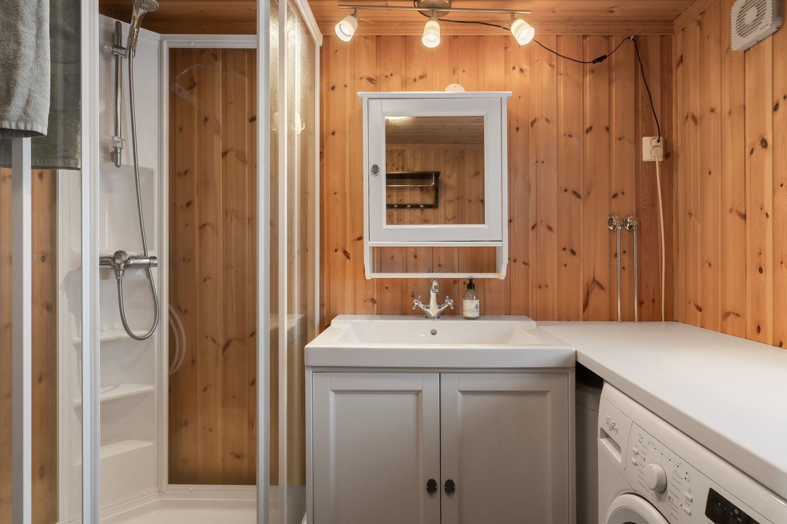 Praktisk bad med enkle løsninger for et bekymringsfritt hytteliv Galleribilde