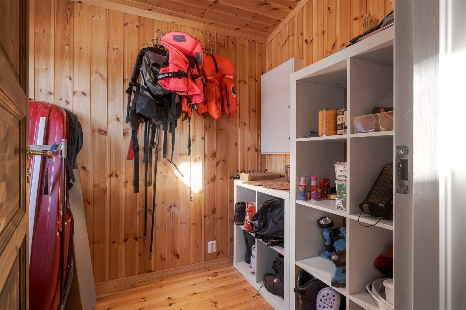 Bod på 3,8 kvm perfekt for oppbevaring av klær, utstyr og sesongartikler Galleribilde