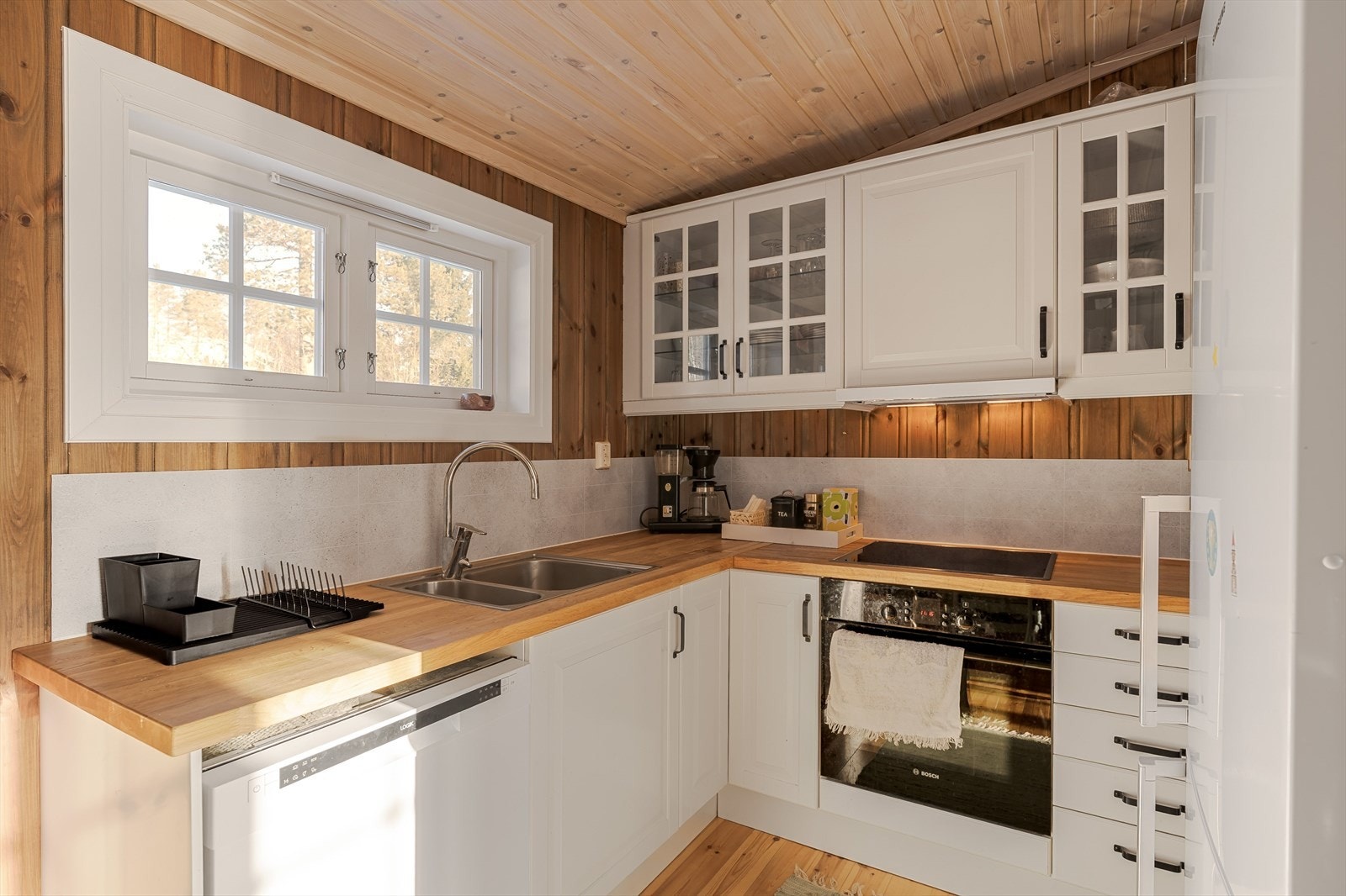 Kjøkkenet byr på smarte oppbevaringsløsninger og en effektiv arbeidsflate Galleribilde