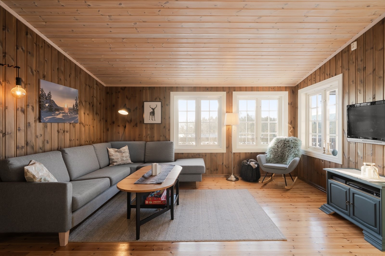 En stue med god plass til både avslapning og sosialt samvær Galleribilde