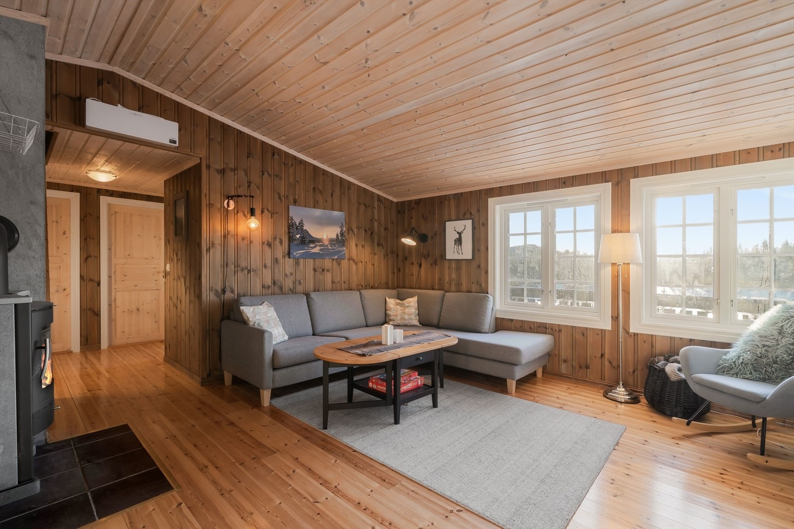 Både varmepumpe og vedfyring, en fleksibel og behagelig oppvarmingsløsning året rundt Galleribilde