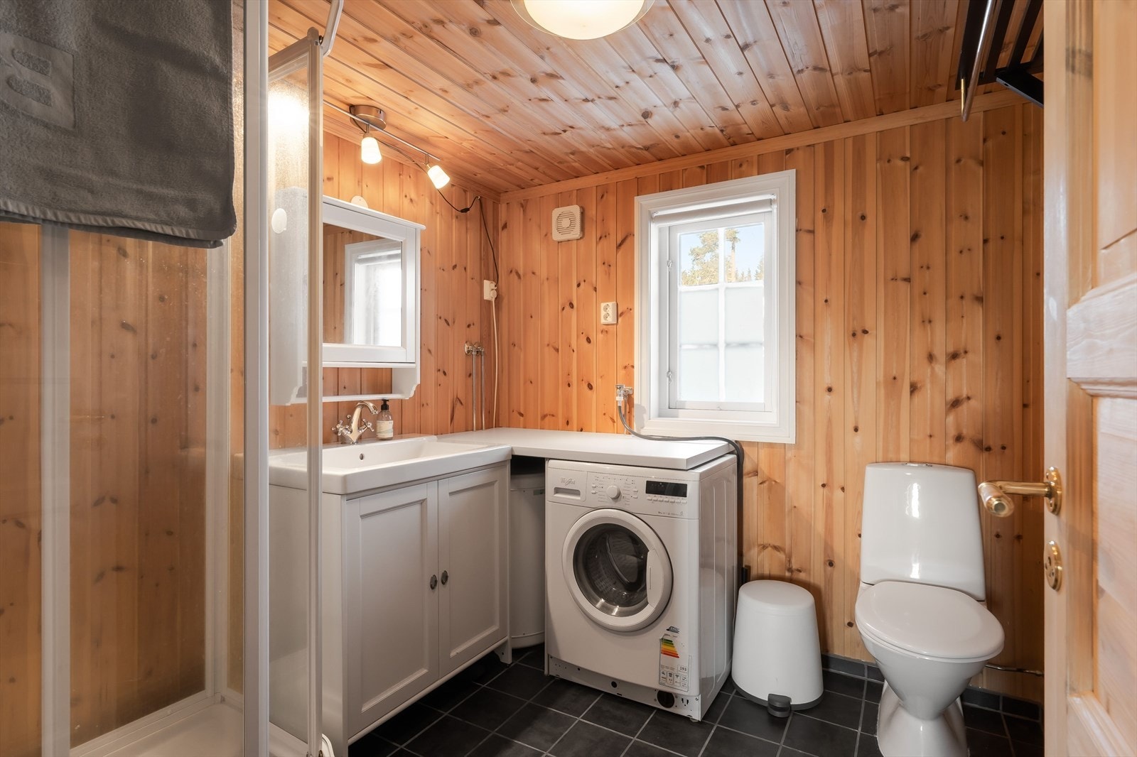 Baderommet er lettstelt og funksjonelt utformet Galleribilde