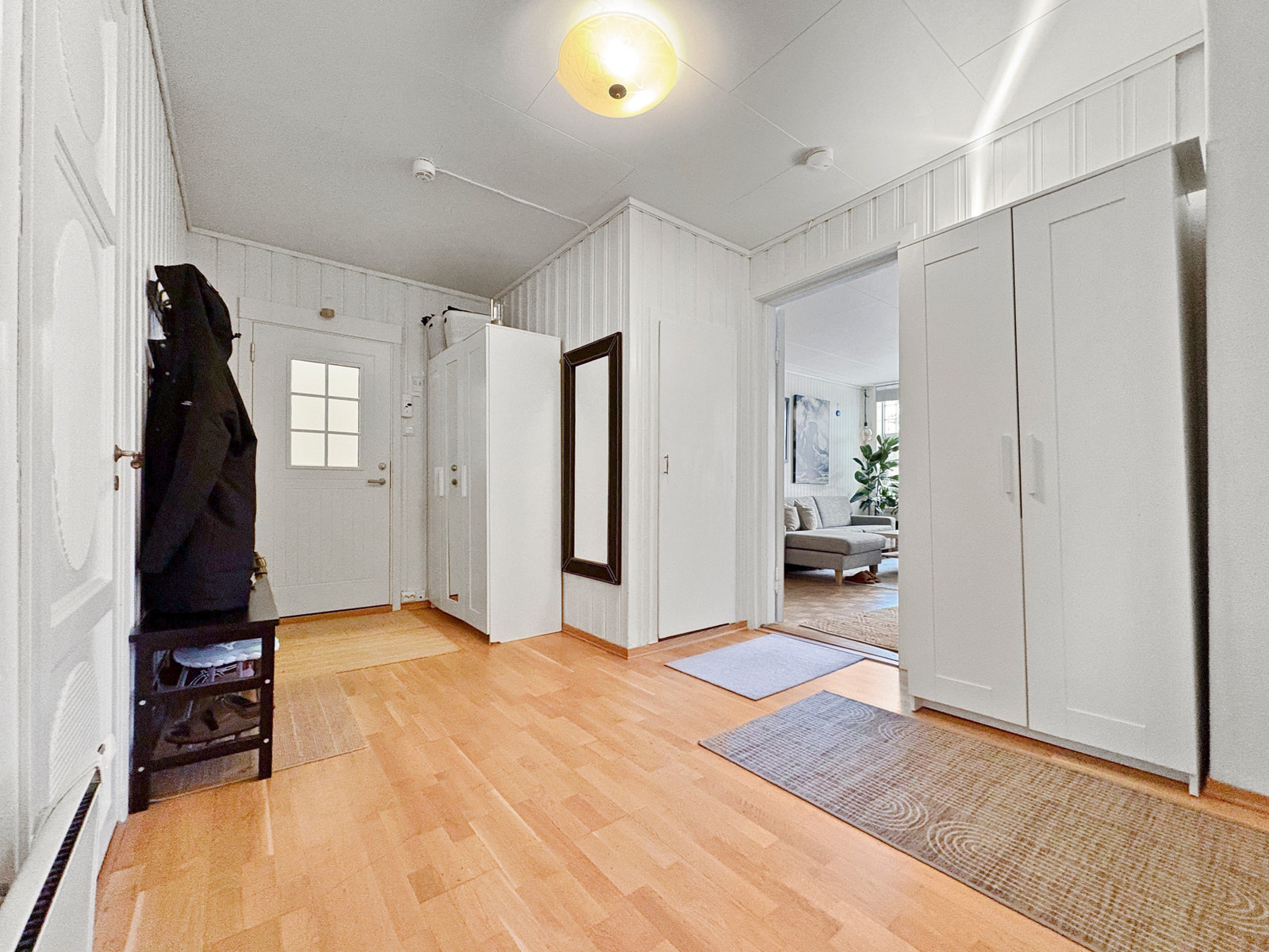 Svært romslig gang med god plass til oppbevaring Galleribilde