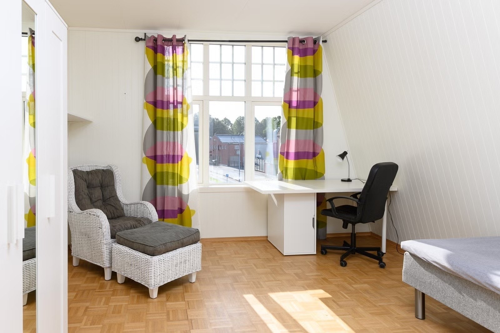 Soverom 2 er også av god størrelse og er i dag brukt som ekstra stue/kontor. Innredning avviker fra bildet. Galleribilde