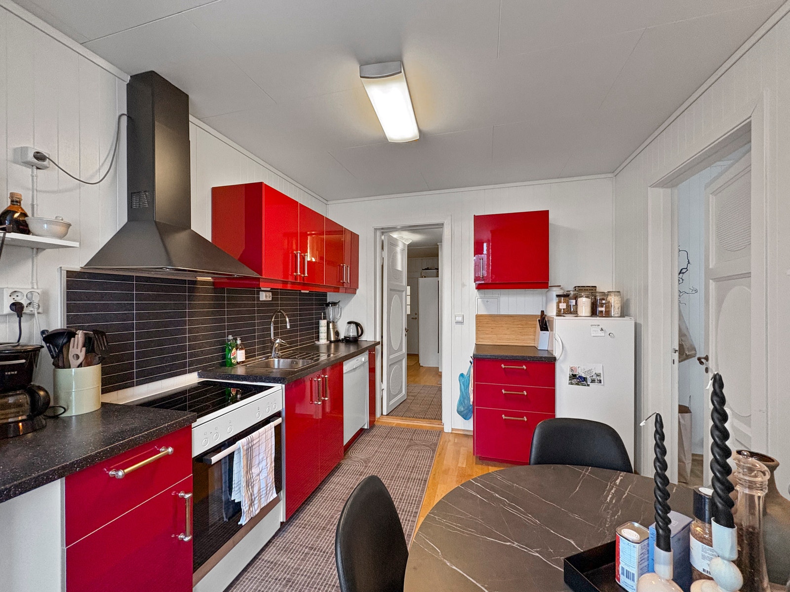 Kjøkken med plass til spisegruppe Galleribilde