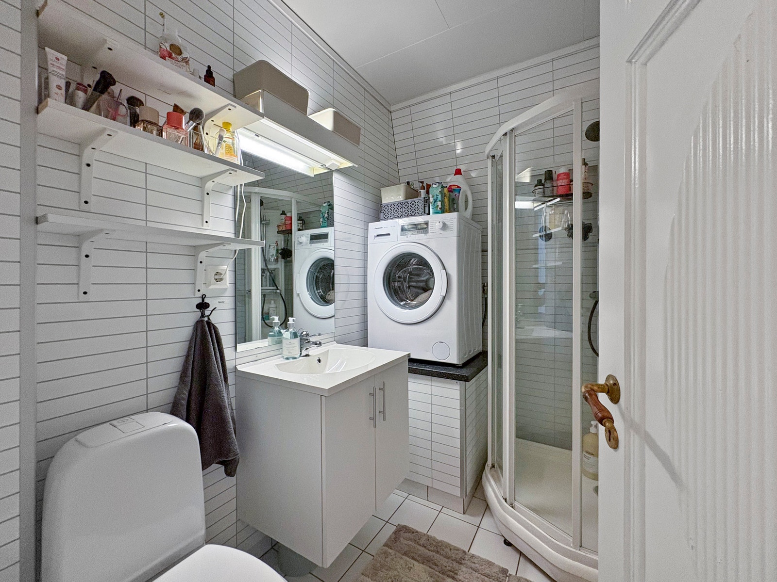 Praktisk bad med vaskemaskin Galleribilde