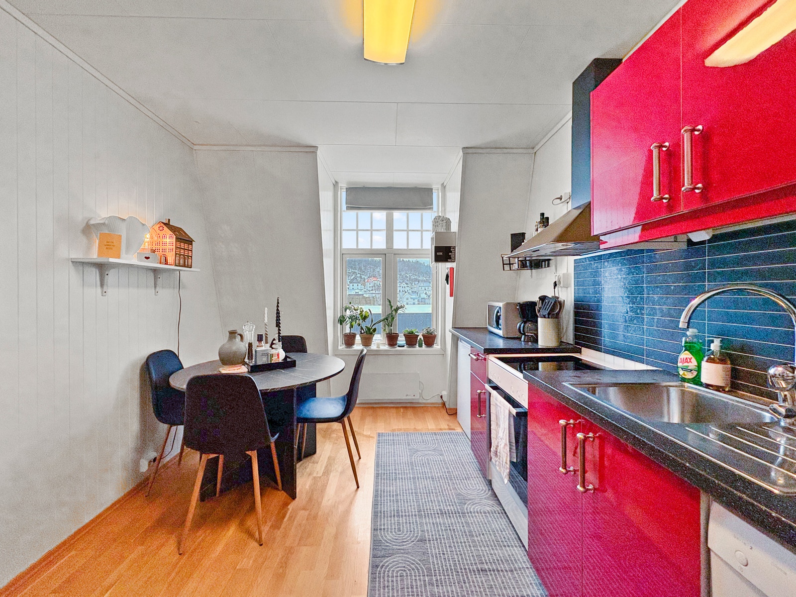 Kjøkken med plass til spisegruppe Galleribilde