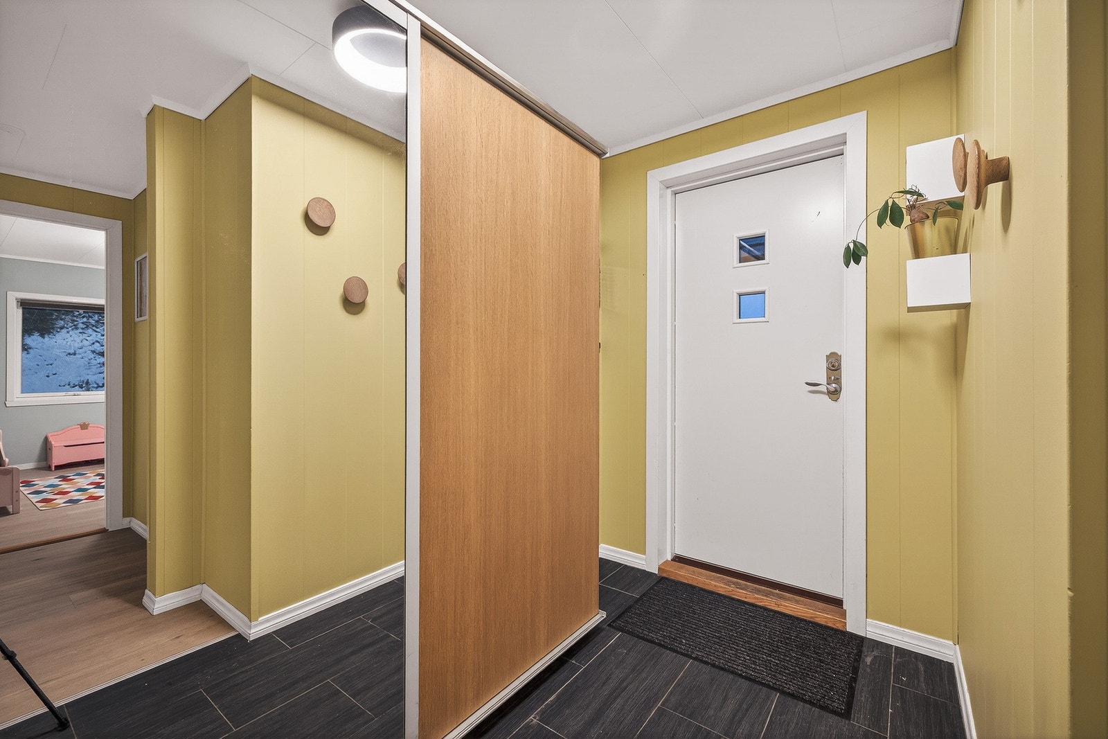 Velkommen inn i en hyggelig entré med god plass til diverse garderobeløsninger. Galleribilde