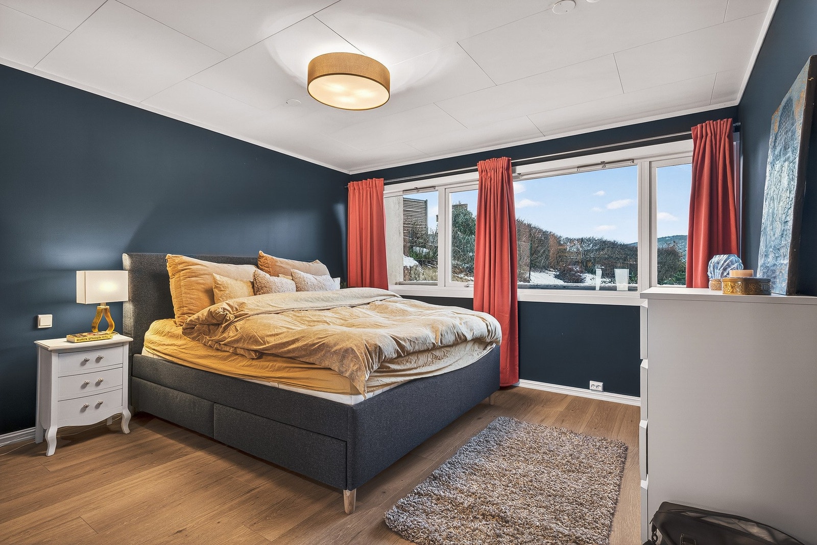 Hovedsoverommet er av god størrelse og har godt med naturlig lysinnslipp. Galleribilde