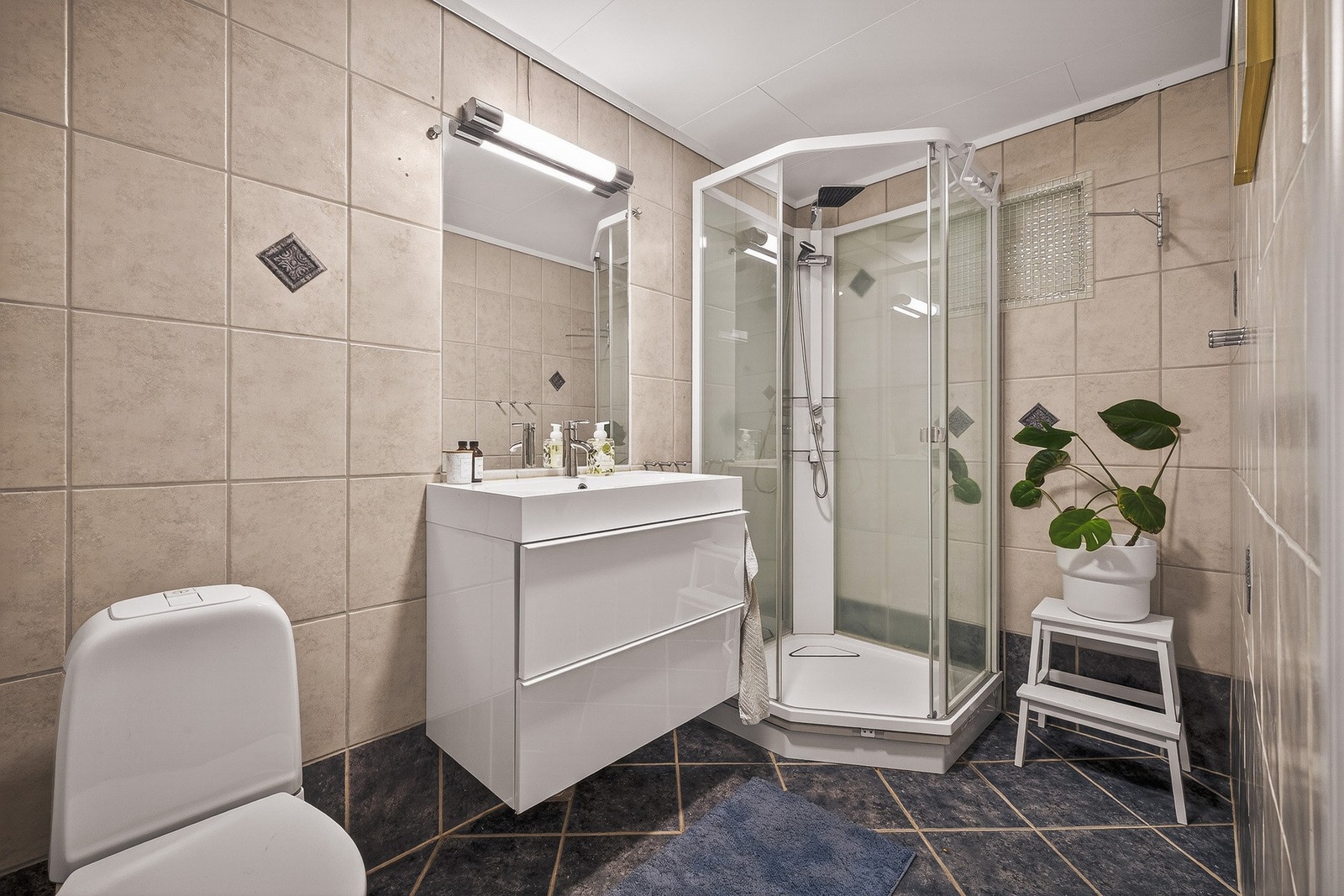 Badet er helfliset med varmekabler i gulvet. Galleribilde