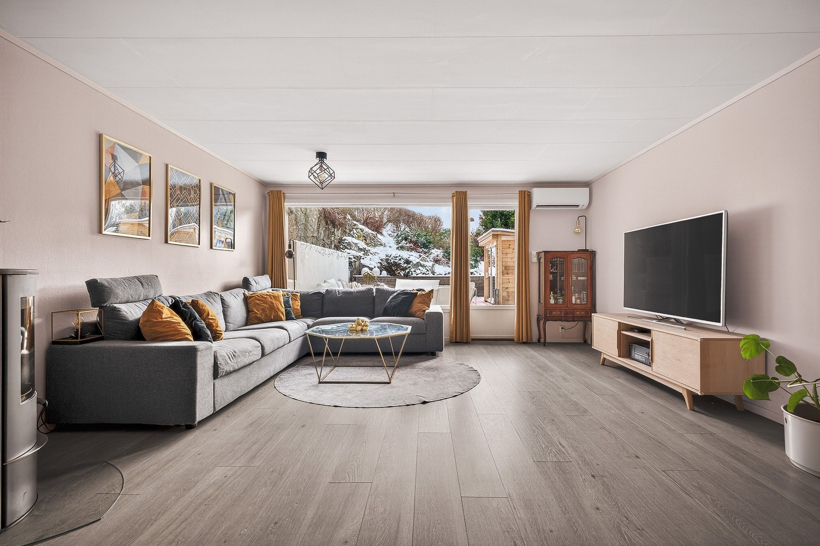 Stuen måler 38,9 kvm og her er det god plass til å dele rommet inn i flere soner Galleribilde