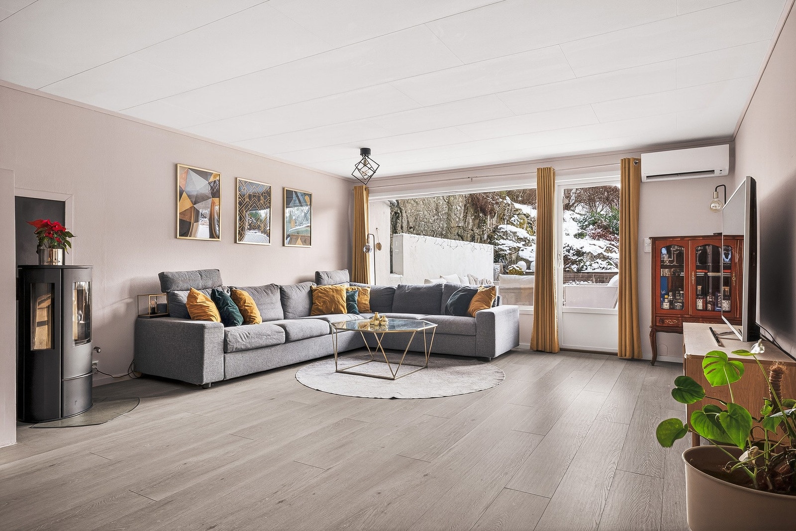 Stuen er romslig med store vindusflater, som gir rommet en luftig og behagelig atmosfære. Galleribilde