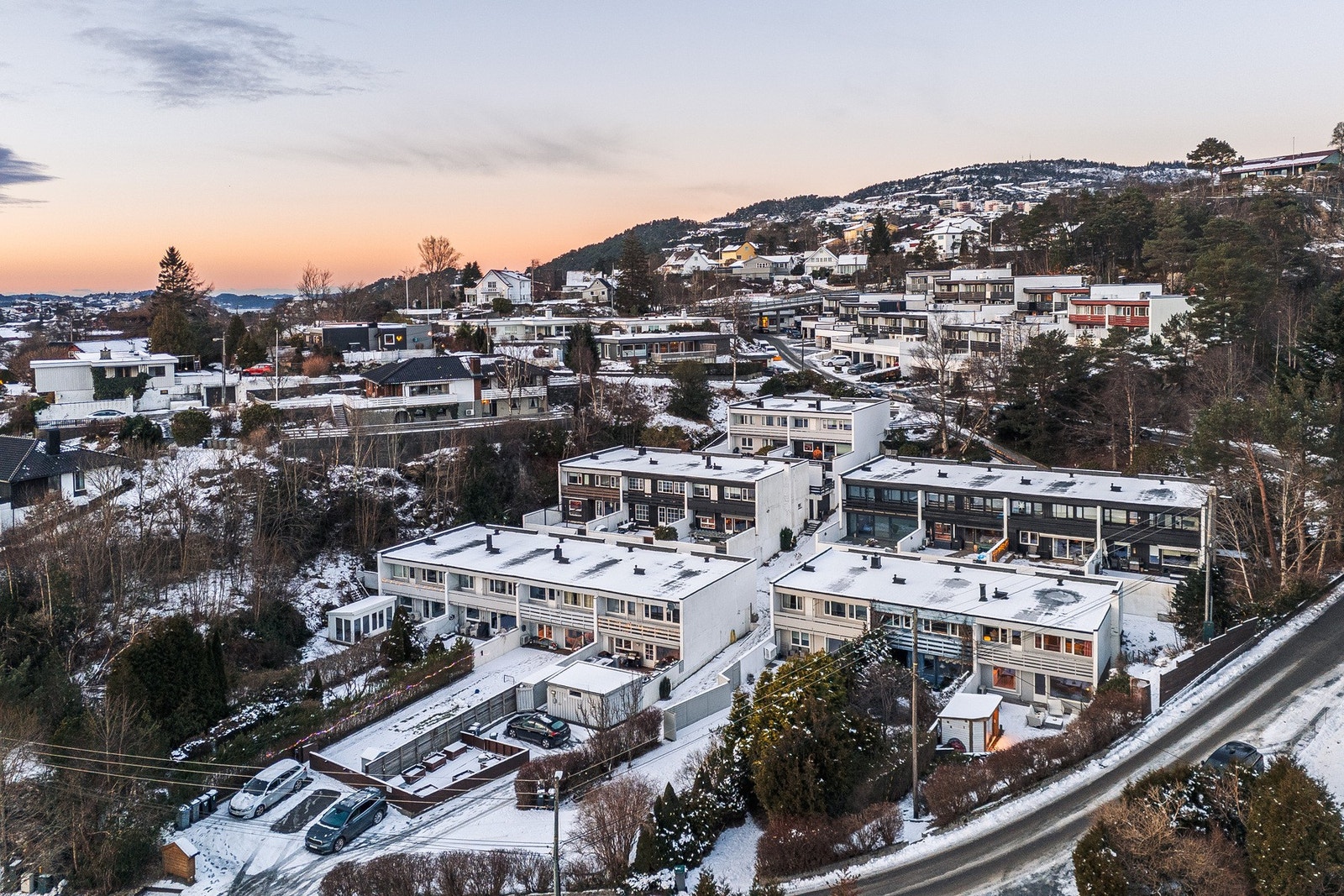 Området er svært barnevennlig og tilrettelagt for en enkel og effektiv hverdagslogistikk. Tertnes skole ligger kun ca. 15-20 minutters gange unna, og skoleveien går via lite trafikkerte bakveier - noe som gir trygg ferdsel for barna. Galleribilde