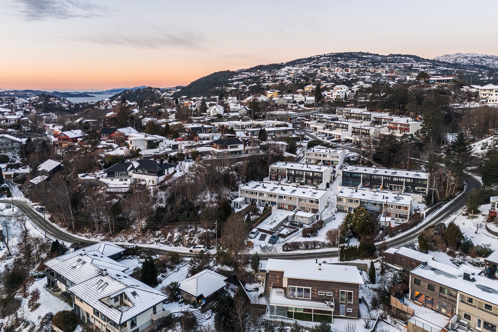I hverdagen er det kort vei til det meste: bussholdeplass og KIWI Tertnes ligger bare få minutters gange unna, og med bil tar det under 5 minutter til Åsane Storsenter, Horisont og IKEA. Galleribilde
