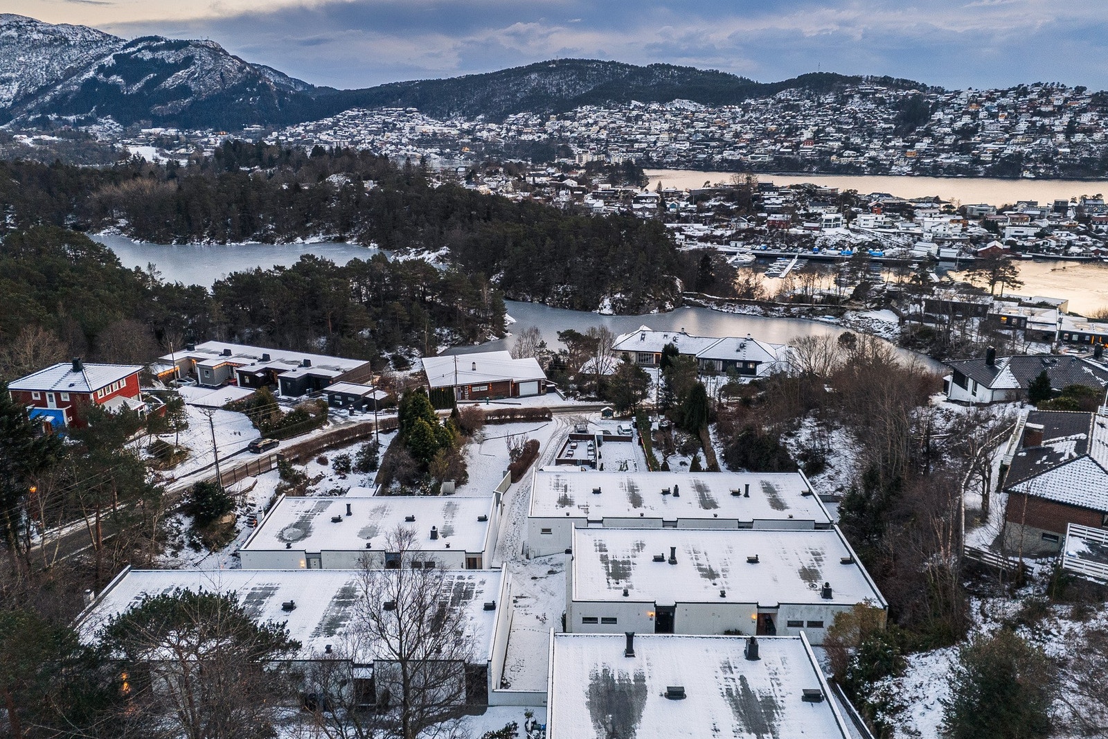 Boligen ligger i et attraktivt og idyllisk boligområde på Tertnes, preget av rolige omgivelser, lite gjennomgangstrafikk og skjermede uteplasser med gode solforhold store deler av året. Her kan barna leke trygt. Galleribilde