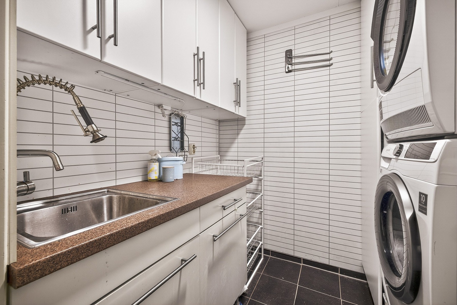 På vaskerommet er det gulvvarme, innredning med nedfelt vask av stål og opplegg for vaskemaskin. Galleribilde