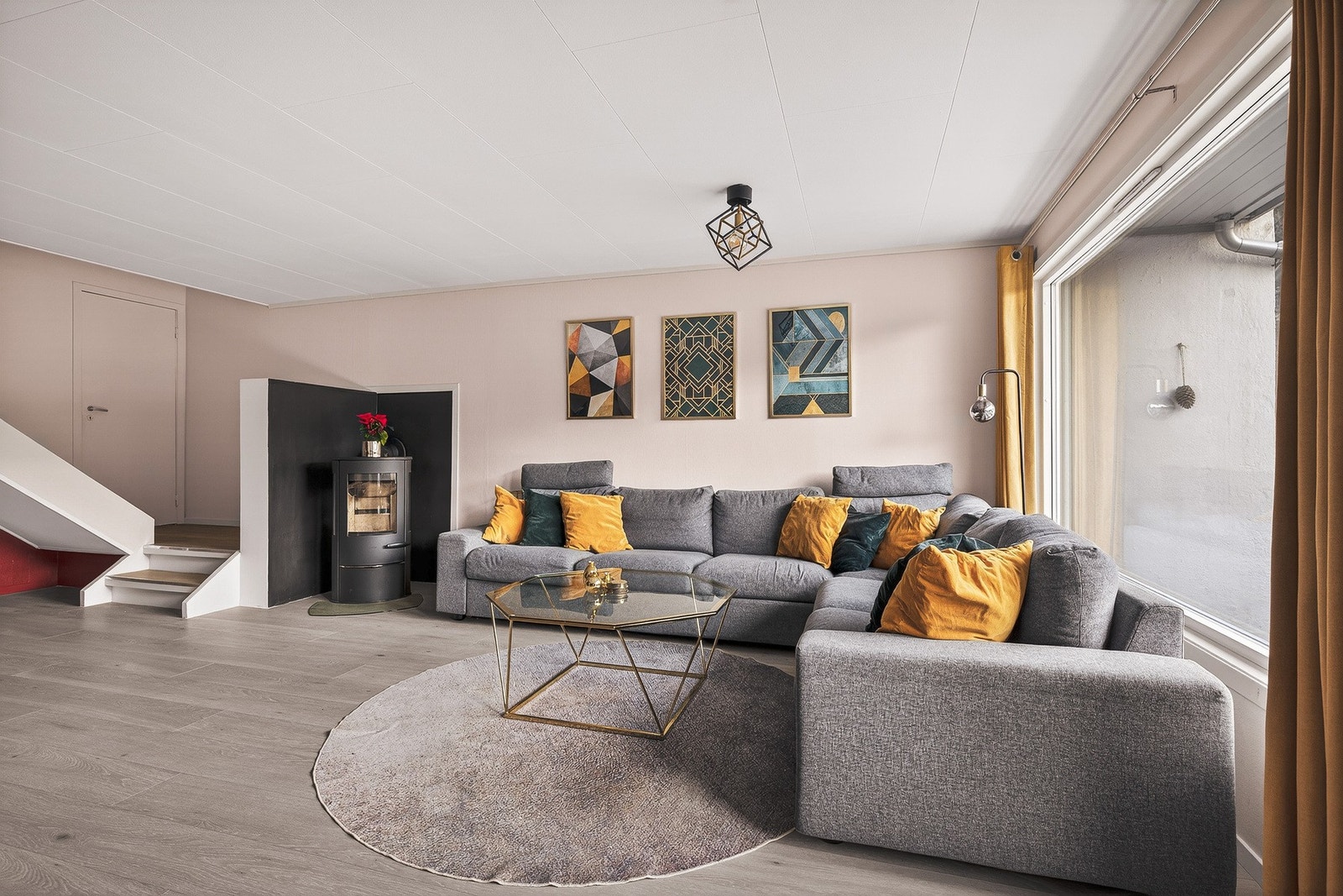 Stuen er utstyrt med peis og luft til luft varmepumpe. Galleribilde