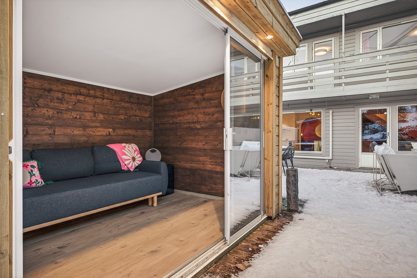 I hagen er det bygget en godt isolert utestue i 2024. Galleribilde