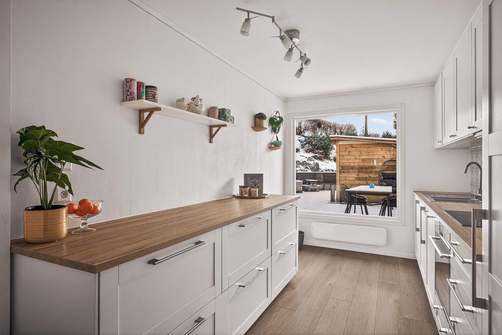 Kjøkkenet måler 10,2 kvm, her er det godt benkeplass og oppbevaringsmuligheter. Galleribilde