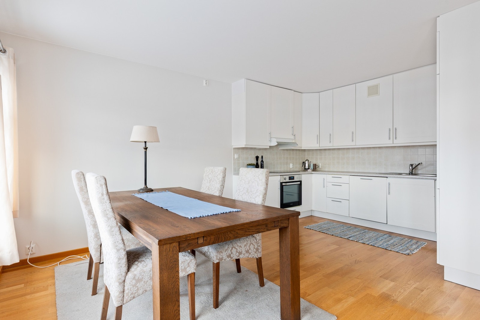 God plass til spisebord mellom stue og kjøkken Galleribilde