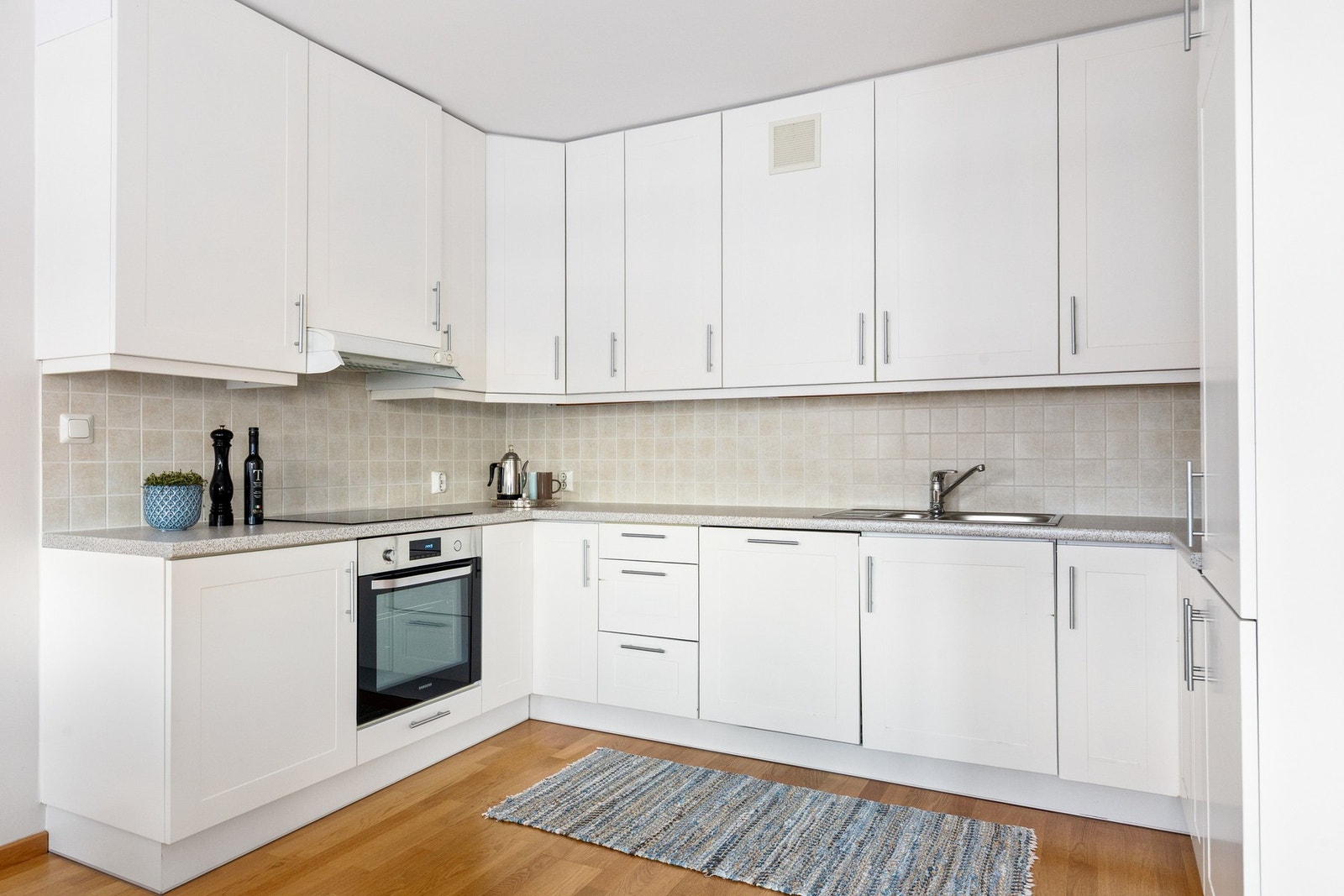 Kjøkkenet er utstyrt med integrerte hvitevarer som stekeovn, koketopp og oppvaskmaskin Galleribilde