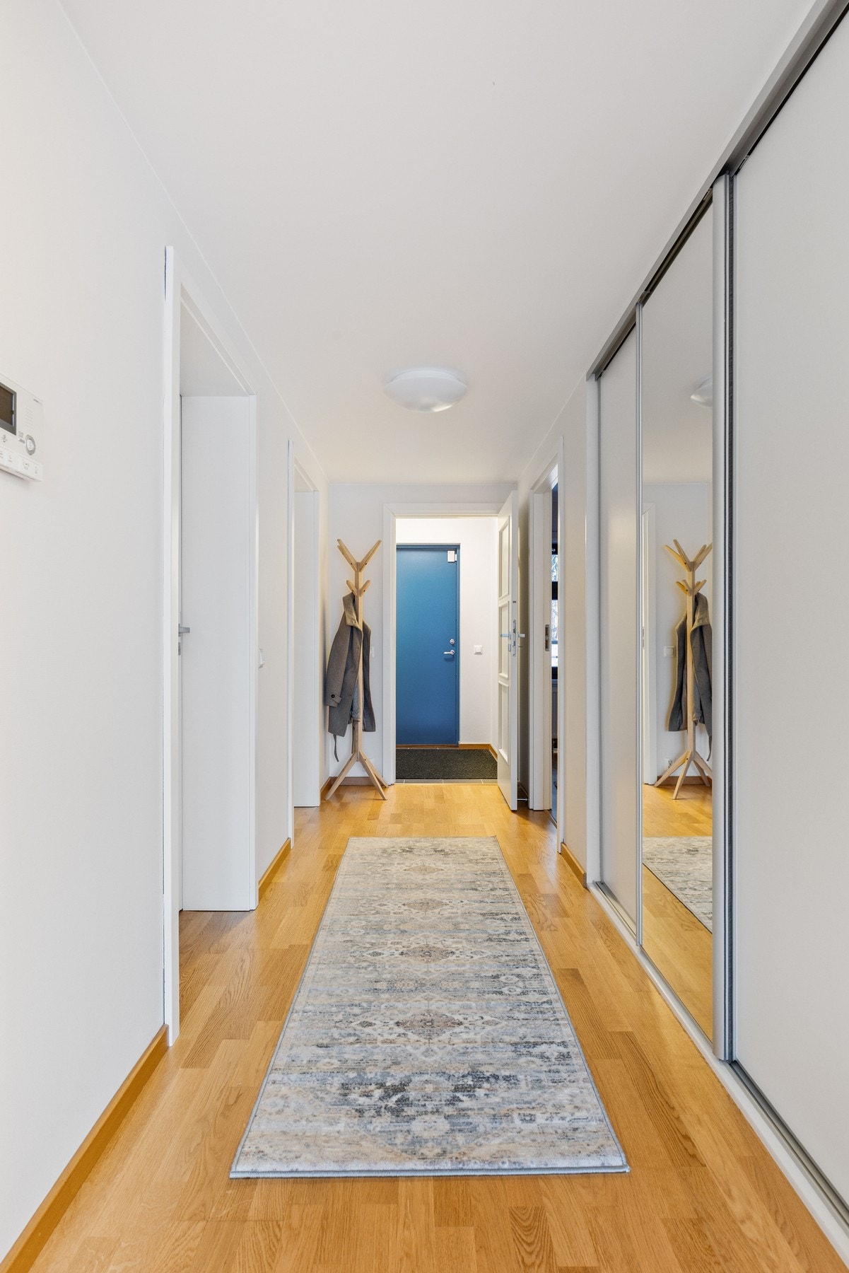 Skyvedørsgarderobe med god lagring i gang Galleribilde