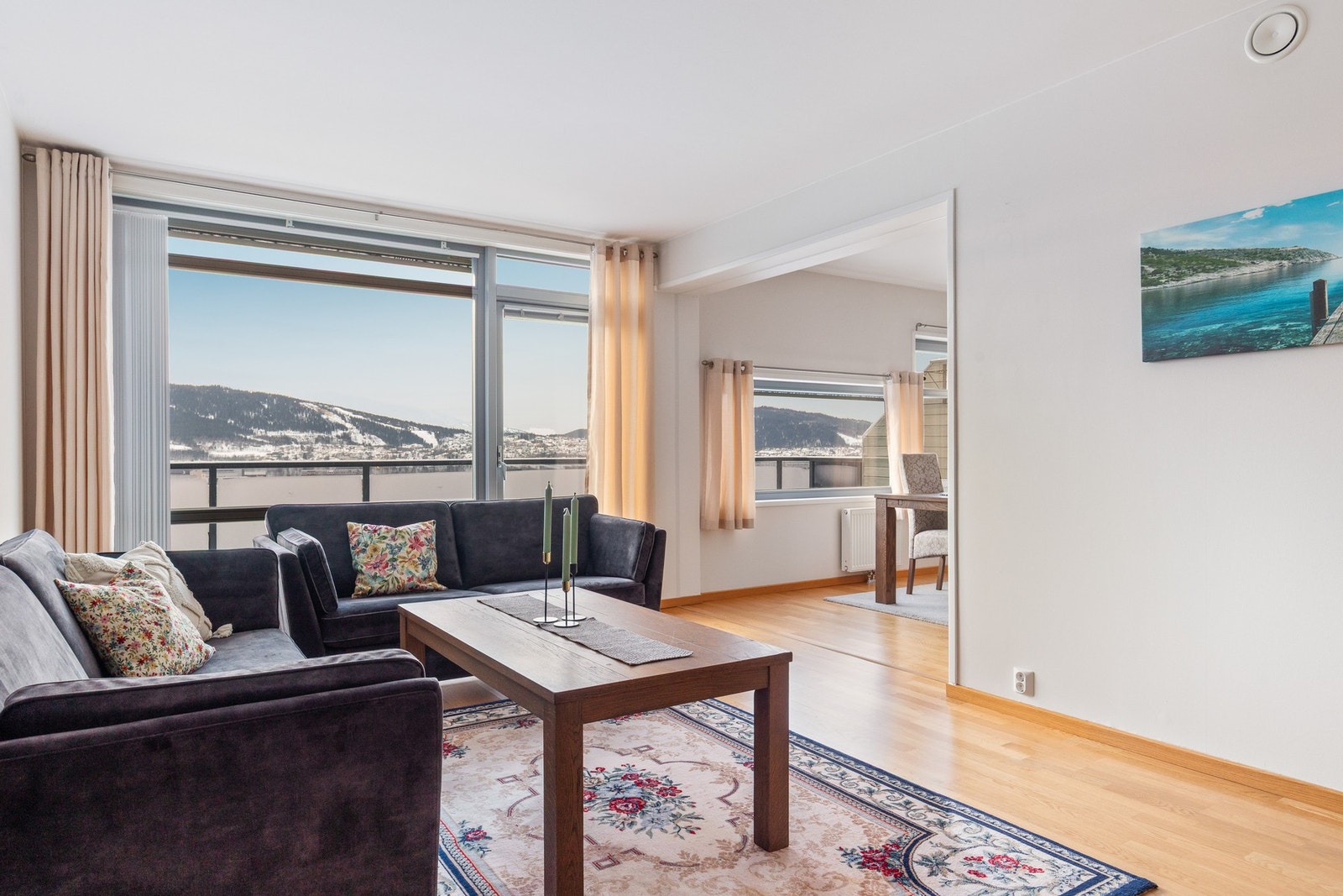 Leiligheten passer for folk i alle livets faser. Her er det heis, parkering, god plass, livsløpsstandard og kort vei til sentrum Galleribilde