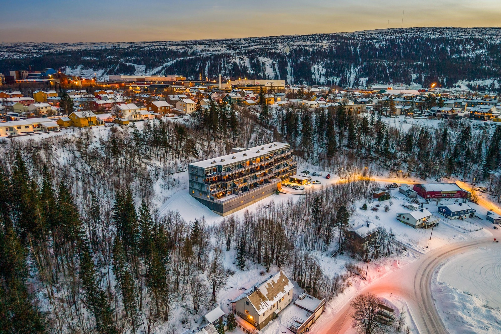 Eiendommen ligger tilbaketrukket fra vei og støv Galleribilde
