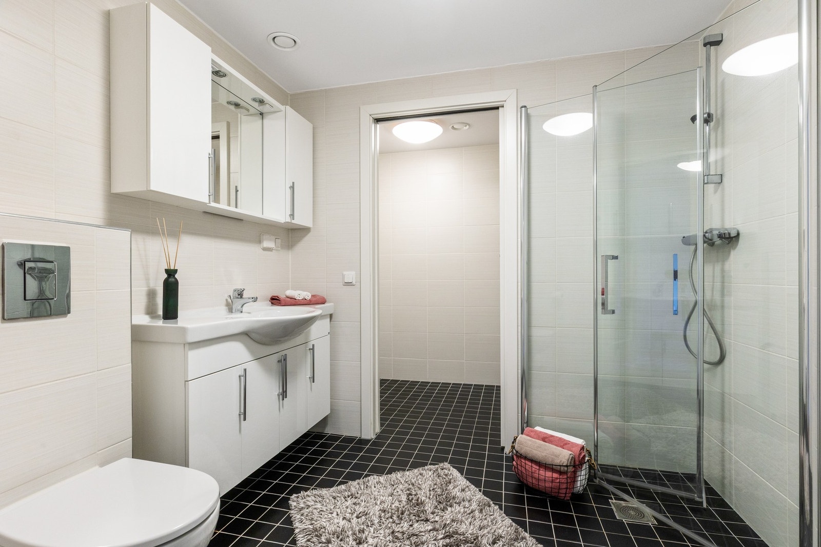 Stort og pent bad kombinert med vaskerom Galleribilde