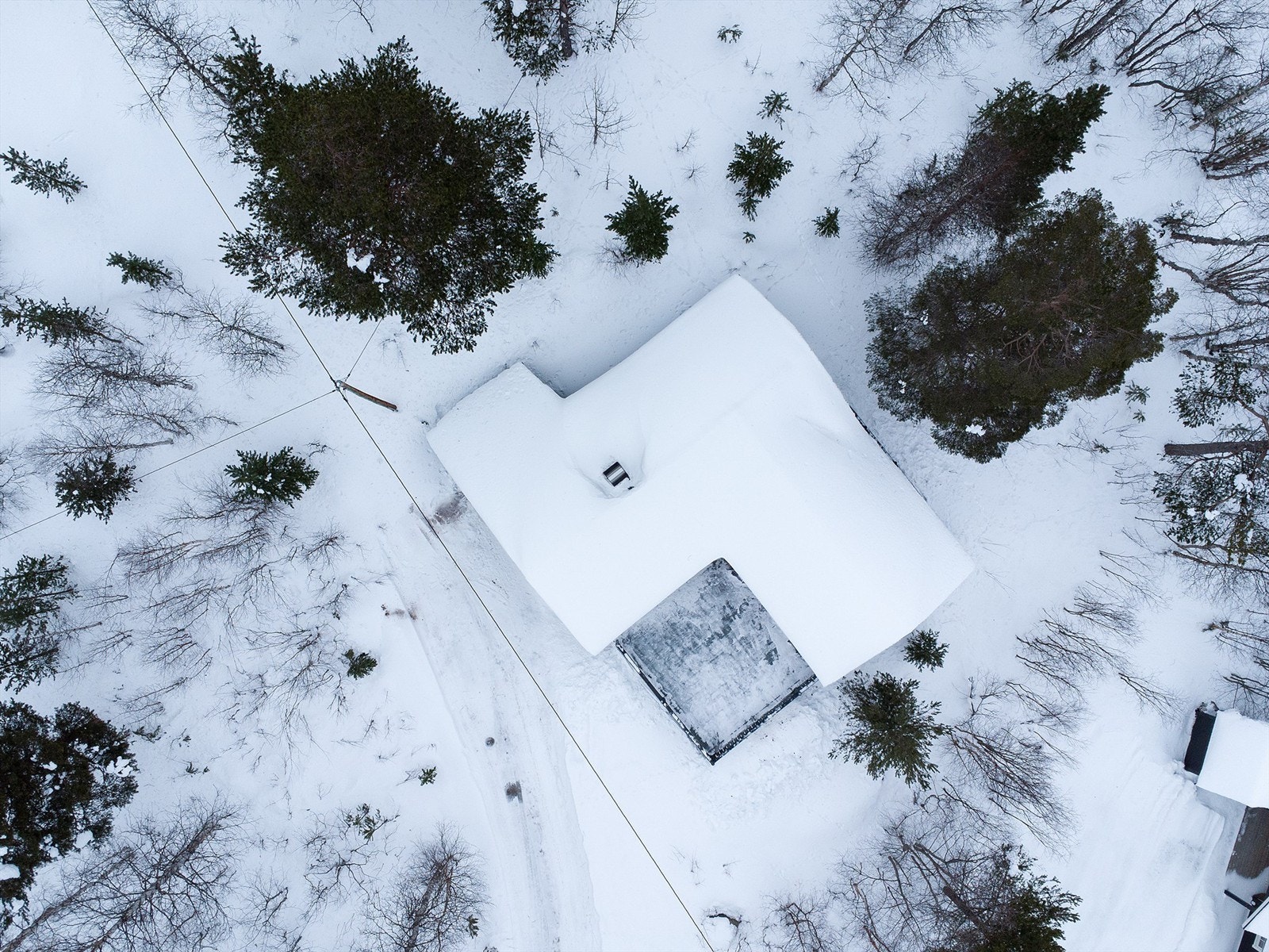 Dronebilde av eiendommen sett fra fugleperspektiv Galleribilde