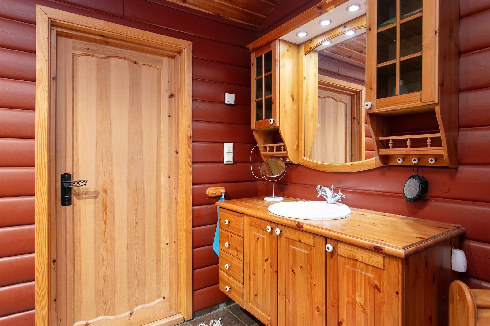 Furu baderomsinnredning med nedfelt servant med ett-greps armatur. Speil med overlys og stikkontakt over servant. Galleribilde