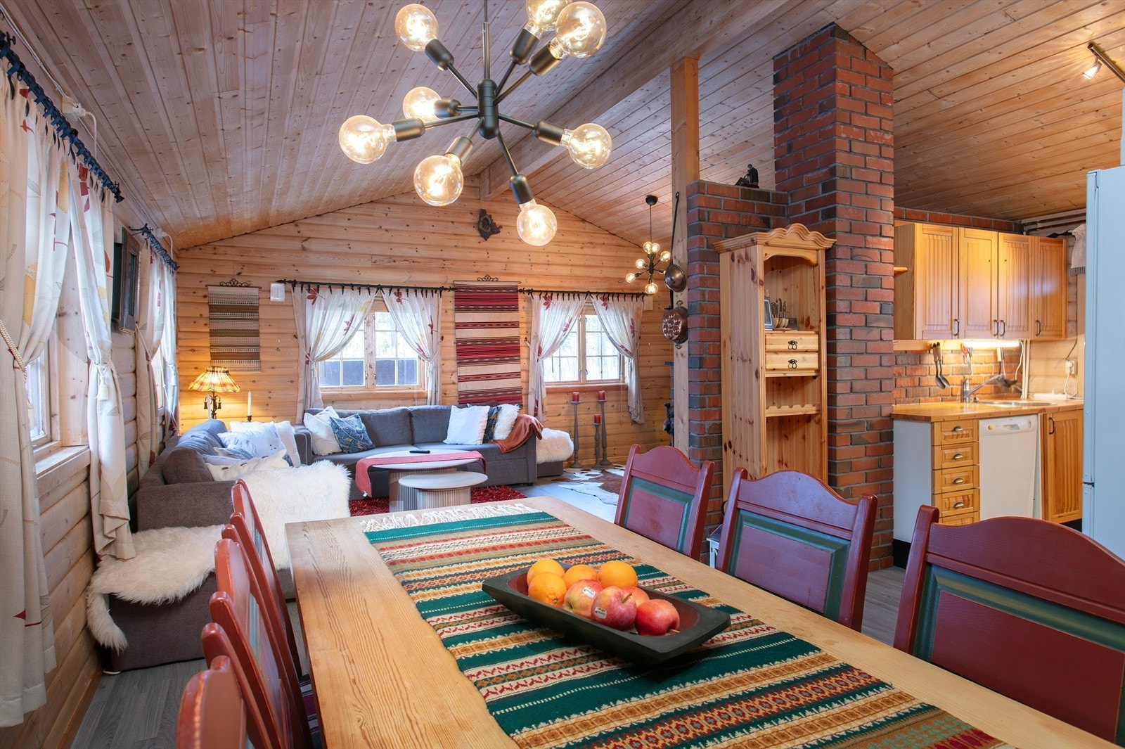 Fra spisestue mot kjøkken og stue Galleribilde