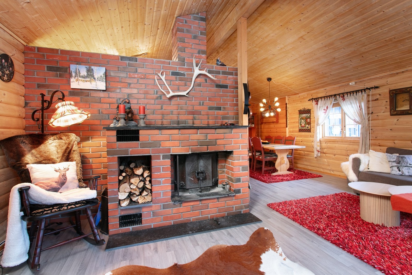 Flott murt peis med innsats i stuen Galleribilde