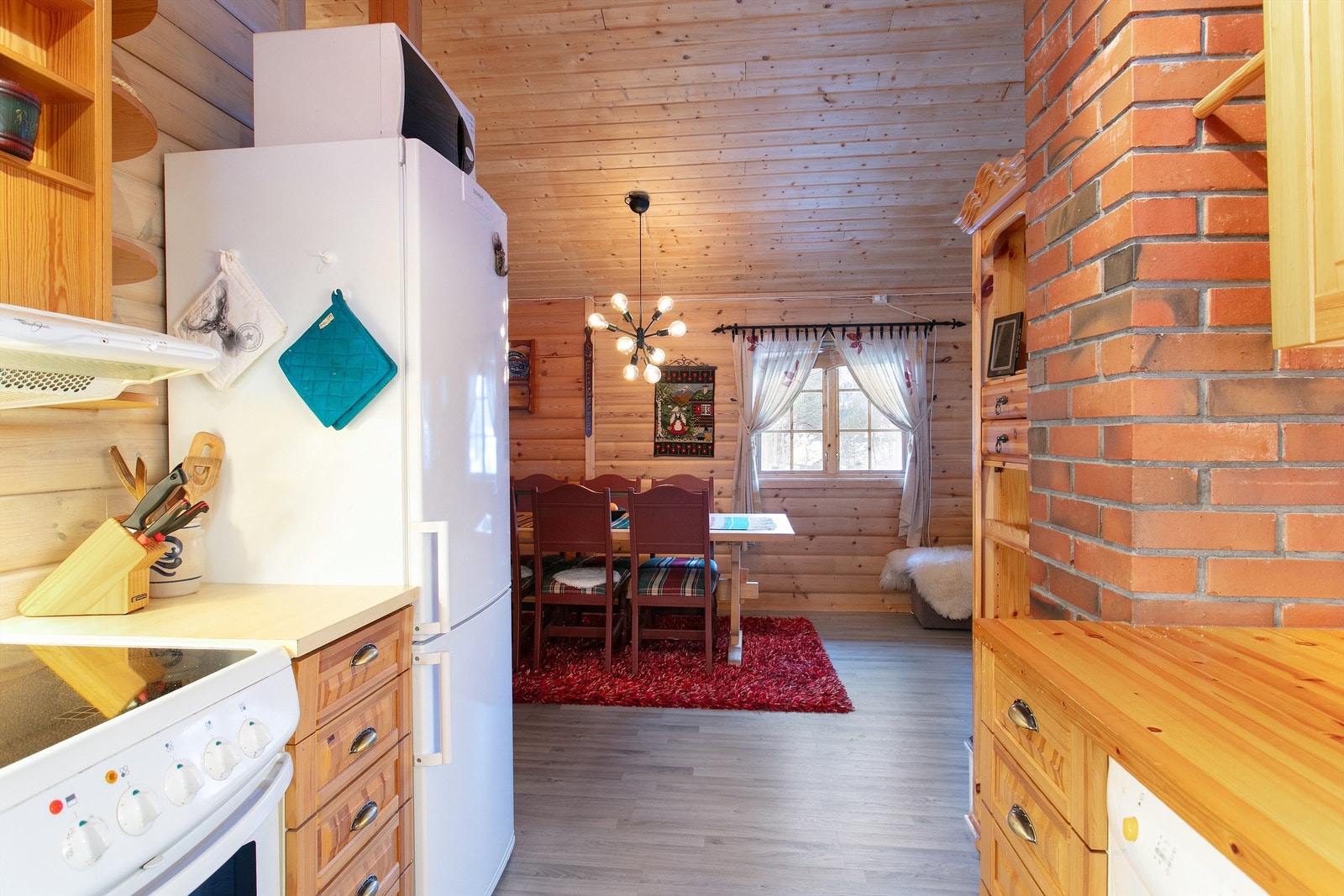 Fra kjøkken mot spisestue Galleribilde