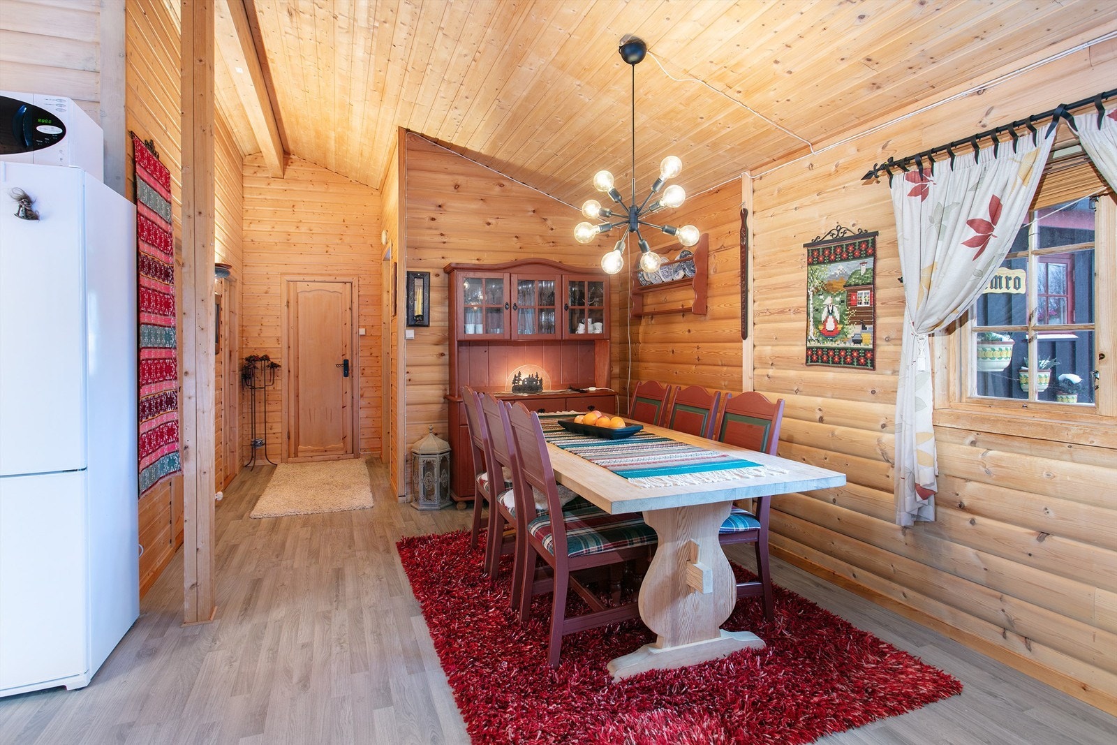 Det er god plass til romslig spisestue i tilknytning til kjøkken Galleribilde