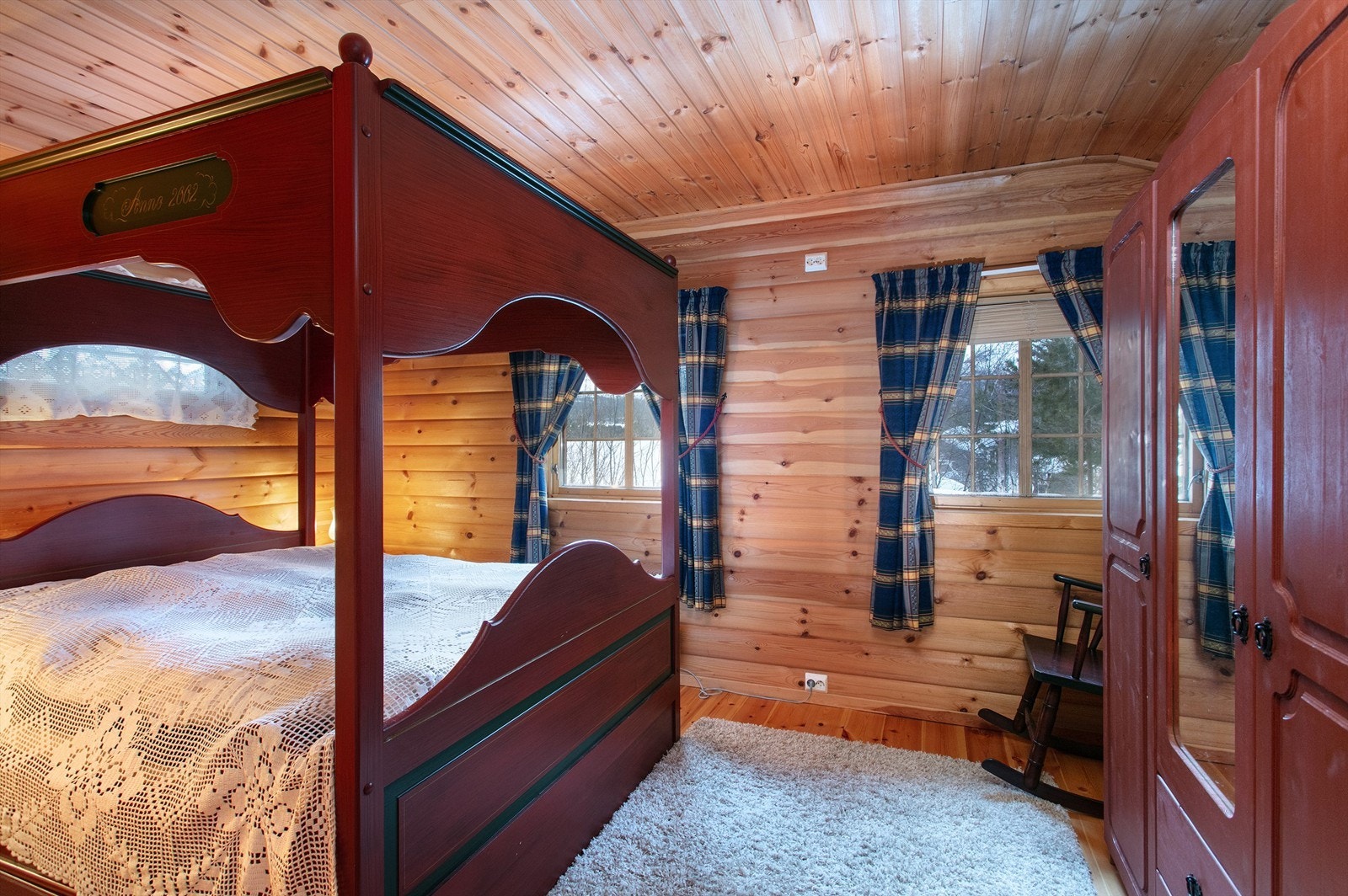 Soverom 1 med himmelseng og garderobeskap Galleribilde