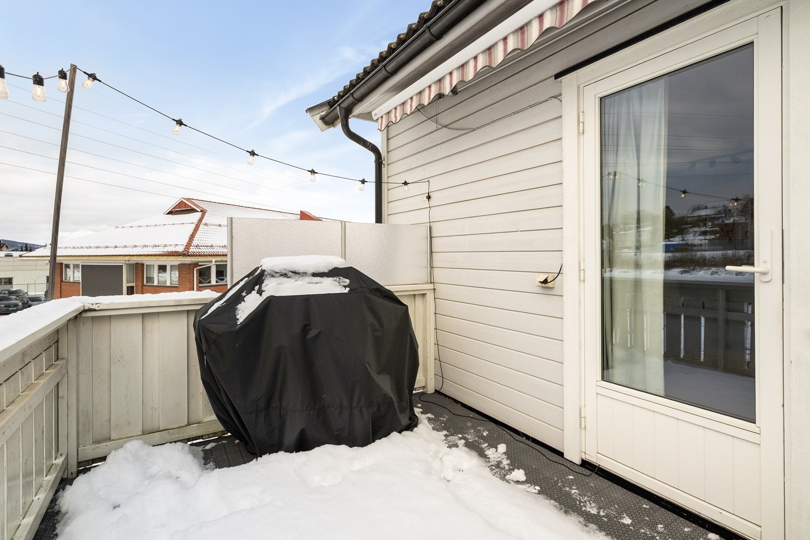 Romslig og solrik balkong mot sydvest, med adkomst fra stuen. Her er det fin plass til utemøbler, dobbelt el-stikk og markise for solskjerming. Galleribilde