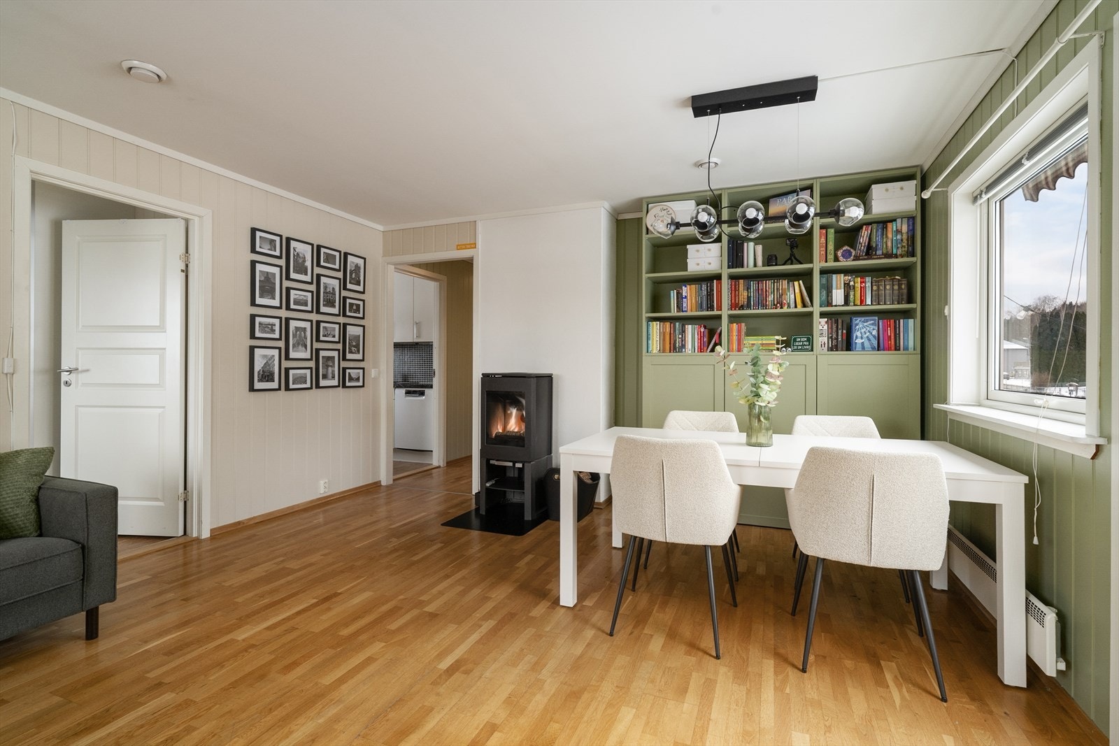 Elementpipe med tilkoblet ildsted i stuen, som sørger for lun og god varme. Det er opplyst at kabel tv og internett er inkludert i felleskostnadene. Galleribilde