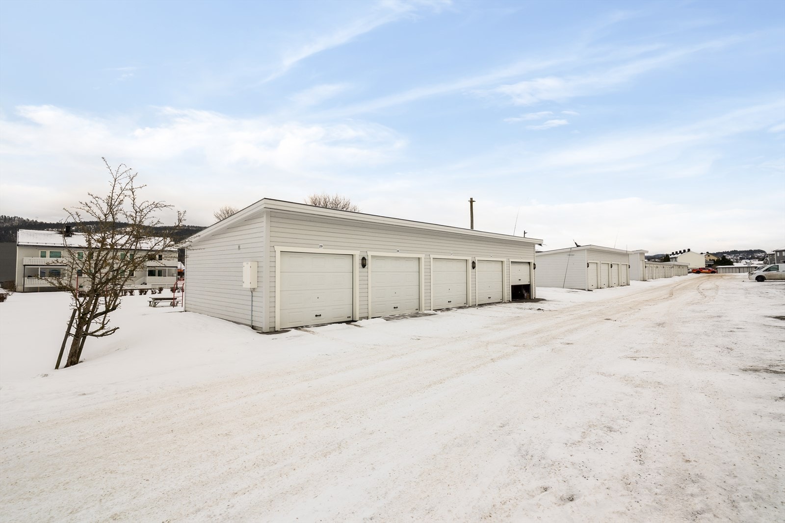 Borettslagets tomt er pent opparbeidet med store, felles grøntarealer med gressplen, hekk og lekeplass. Asfalterte internveier og gårdsplass. Galleribilde