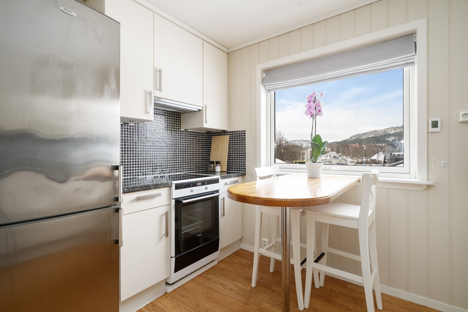 Kjøkkenet har opplegg for oppvaskmaskin, samt er det avsatt plass til frittstående kjøleskap og komfyr. Kjøkkenventilator med avtrekk ut. Galleribilde