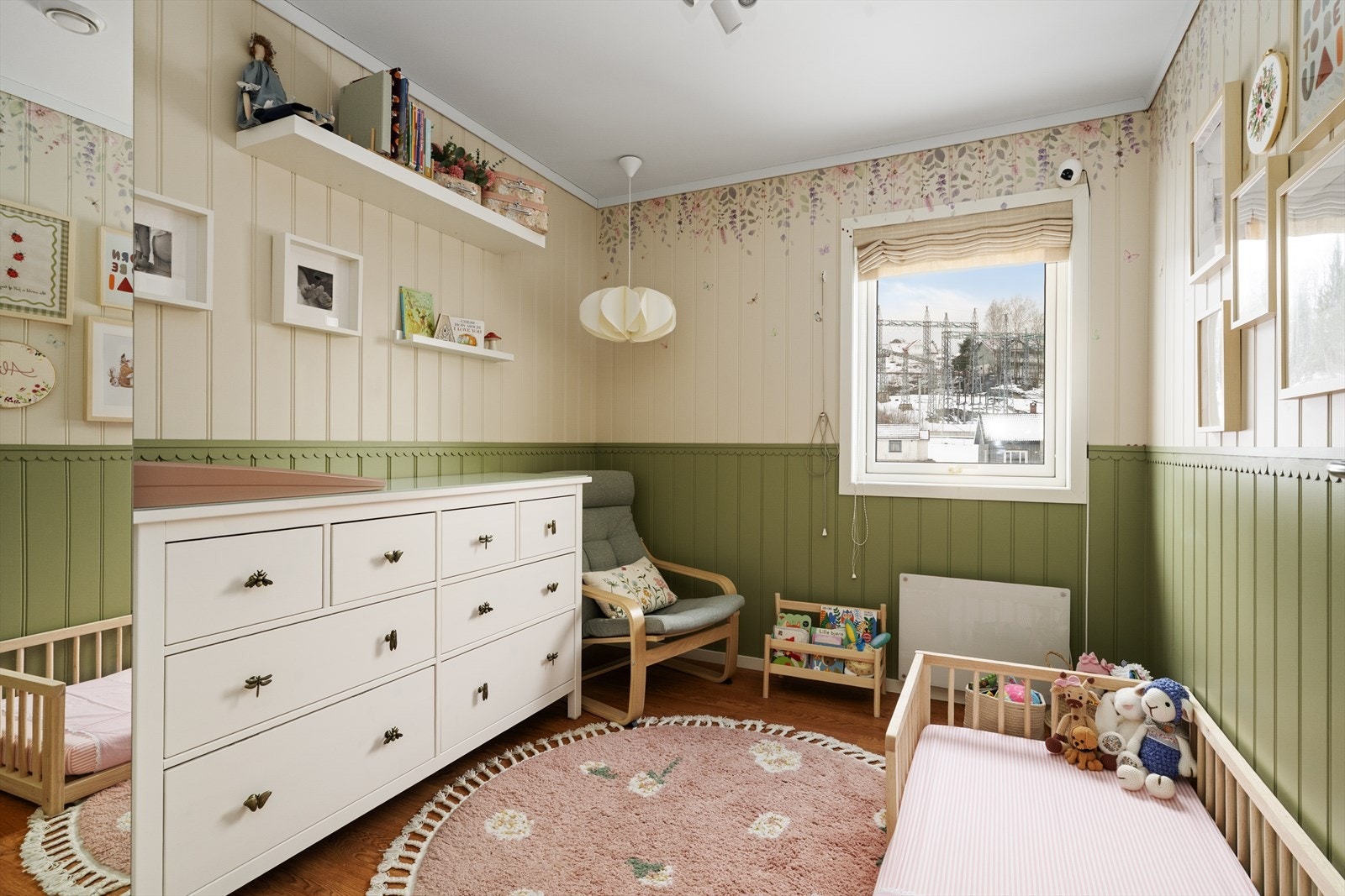 Det andre soverommet er også romslig og har lyse overflater, fin plass til soveromsmøbler og praktisk garderobeskap med speilfronter. Galleribilde