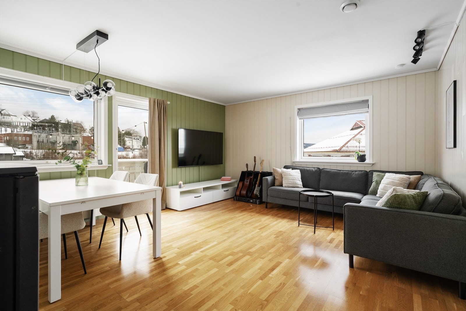 Lys og fin stue med gode vindusflater som slipper inn godt med naturlig lys. Stuen er romslig, med god plass til sofagruppe og spisestue. Galleribilde