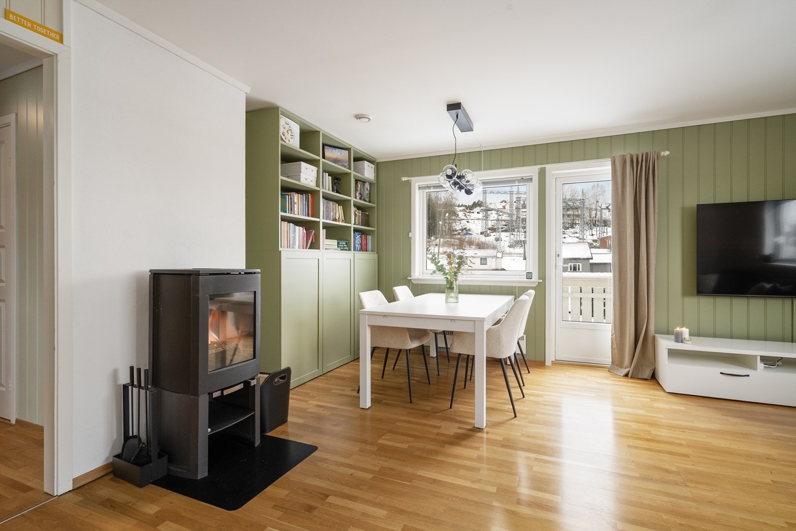 Overflater i stuen består av parkett på gulv og malte panelplater på vegger. Fra stuen er det utgang til en romslig og solrik balkong mot sydvest. Galleribilde