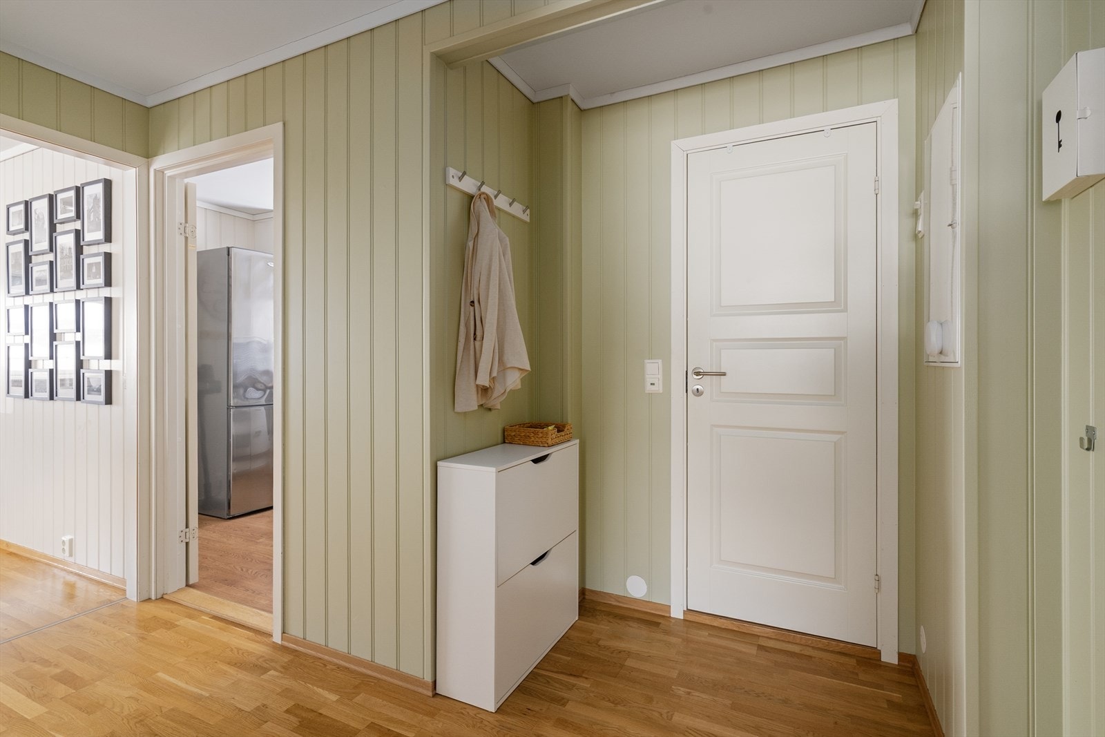 Romslig entré med pene overflater og fin plass til oppbevaringsmøblement for sko- og yttertøy. Sikringsskap med automatsikringer. Galleribilde