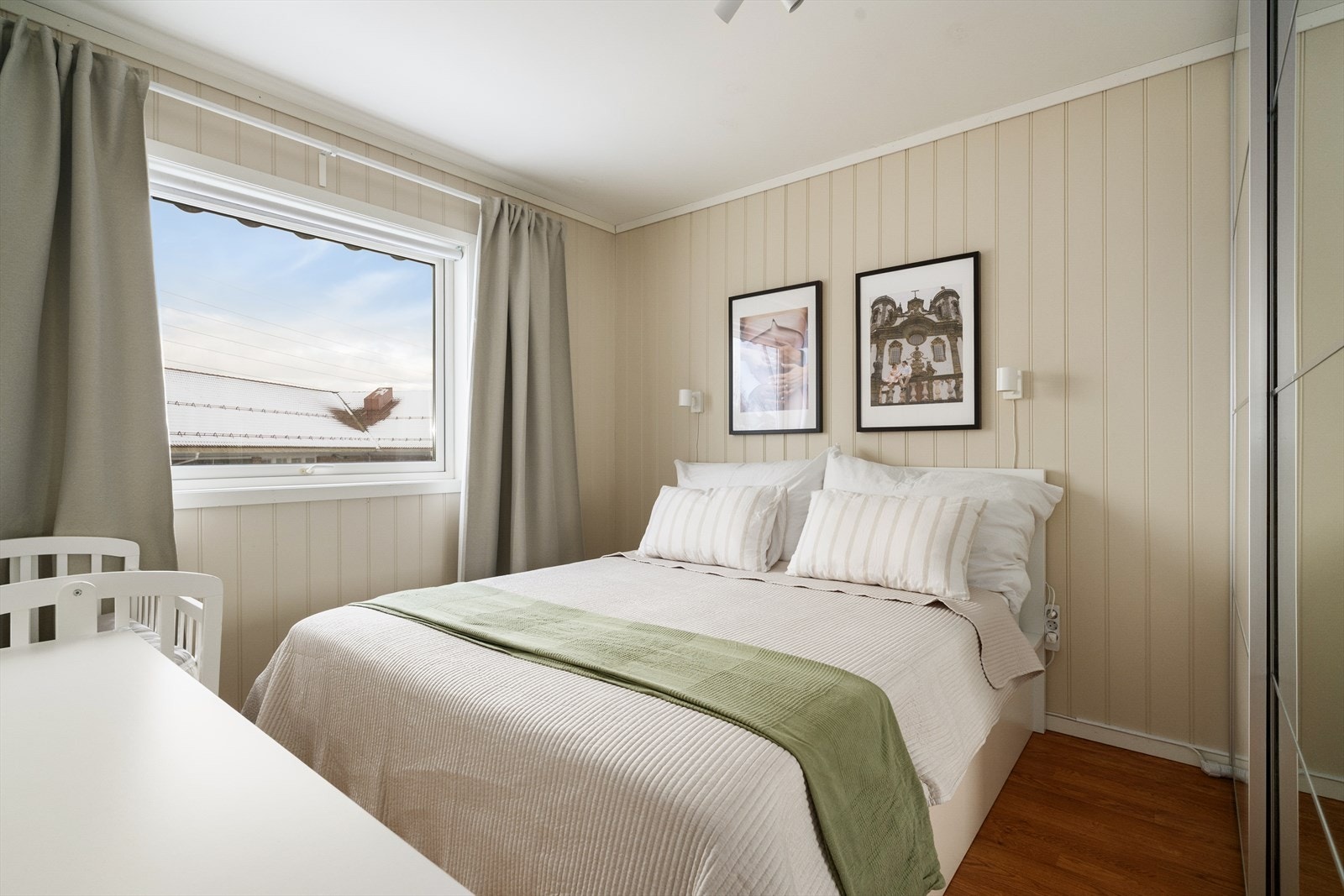 Hovedsoverommet er romslig og har lyse overflater, god plass til dobbeltseng og praktisk skyvedørsgarderobe for klesoppbevaring. Galleribilde