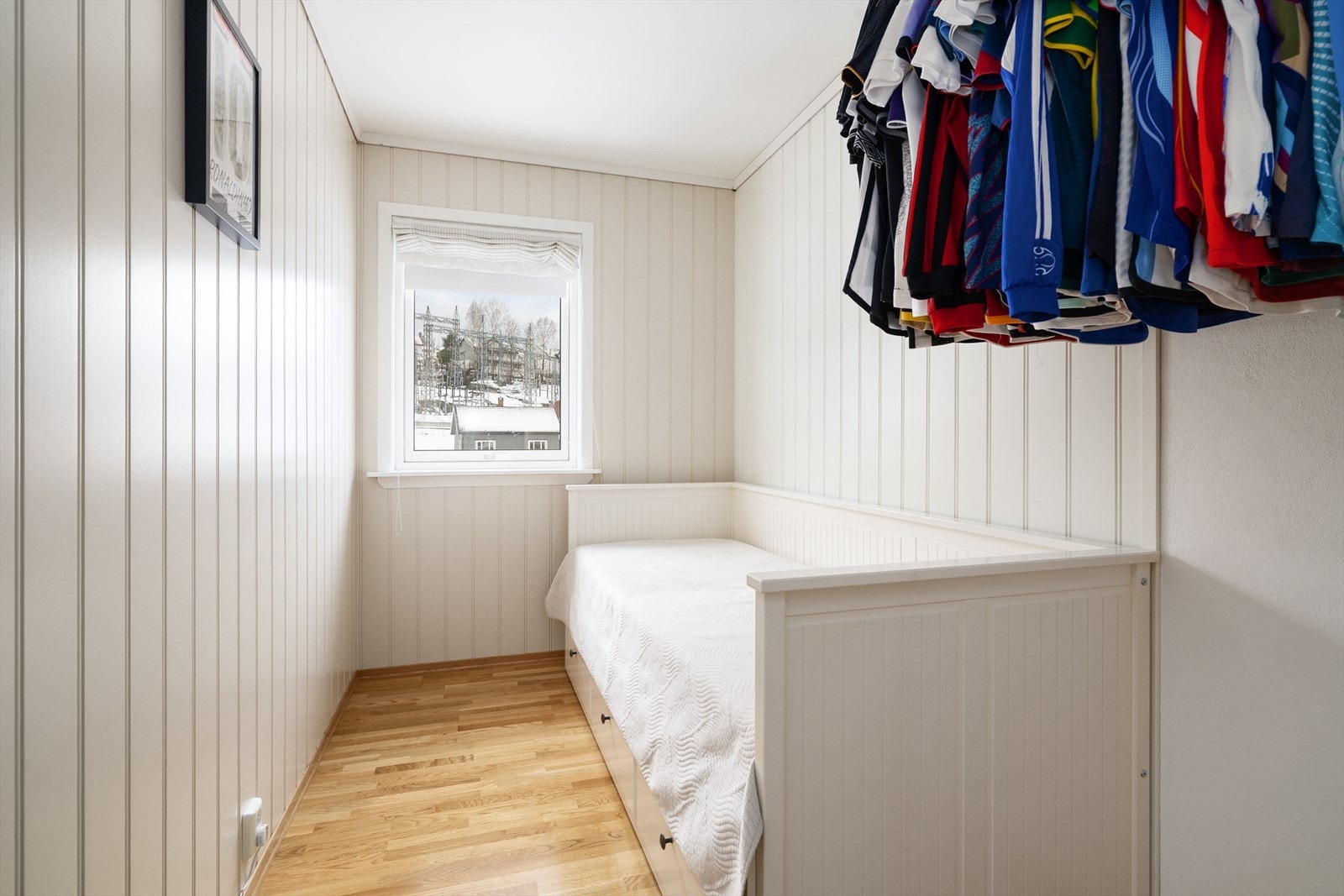 Det tredje soverommet er innredet og omgjort fra disp. uten at dette er søkt om eller godkjent av kommunen. Dette på kjøpers ansvar og risiko. Galleribilde