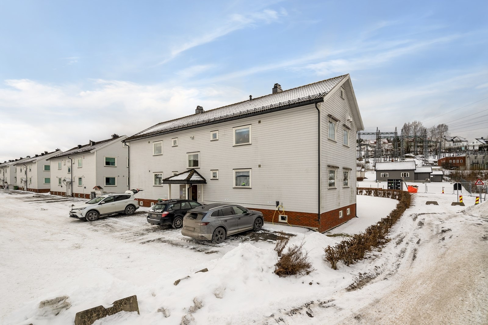 Mulighet for parkering rett ved inngangspartiet. Leiligheten disponerer også en bod i kjeller og en bod på loft, samt egen garasjeplass. Galleribilde