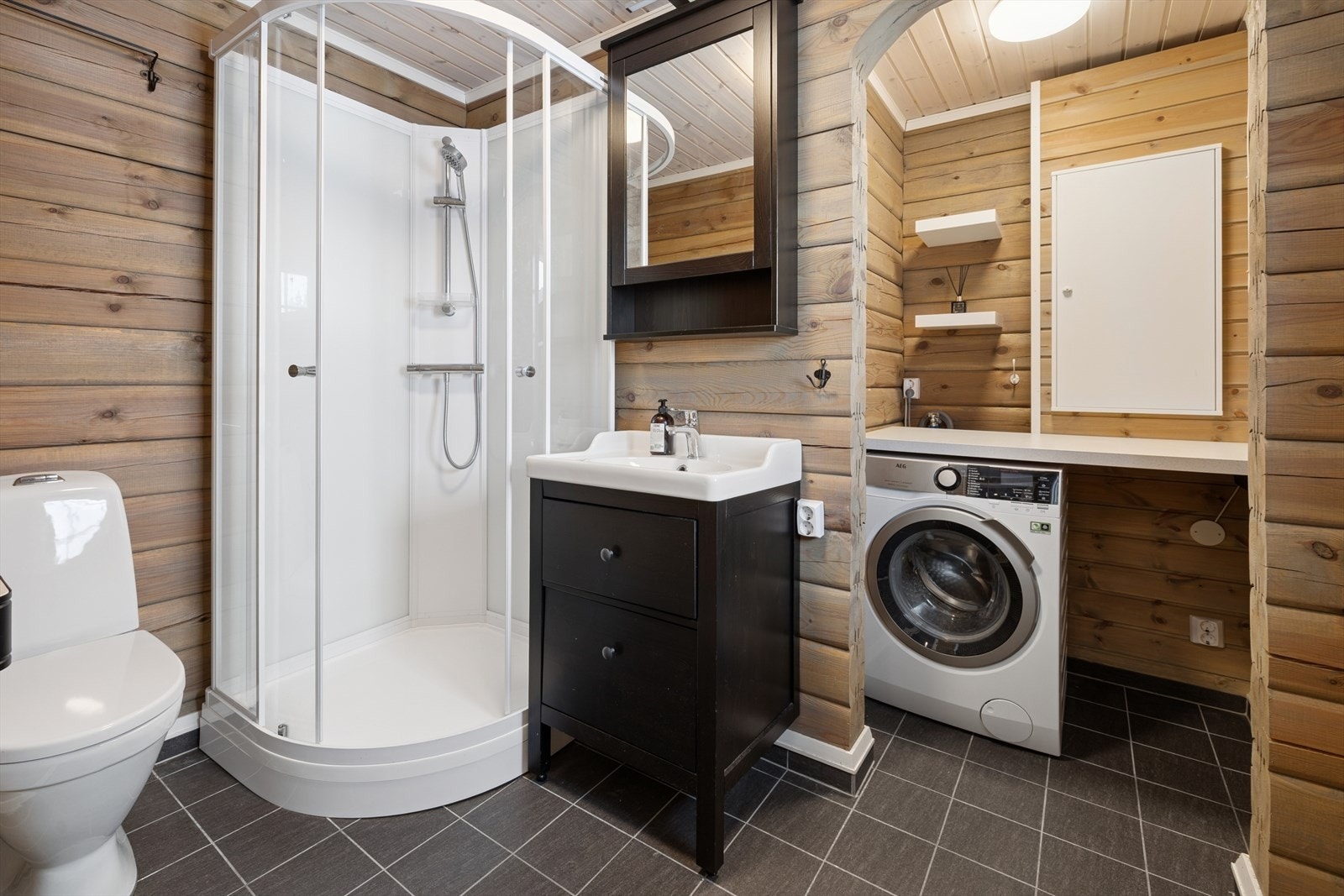 Bad/vaskerom er innredet nedfelt servant, toalett og dusjkabinett, samt opplegg for vaskemaskin Galleribilde